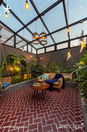 A Temperature Regulated Conservatory below Rooftop Level  